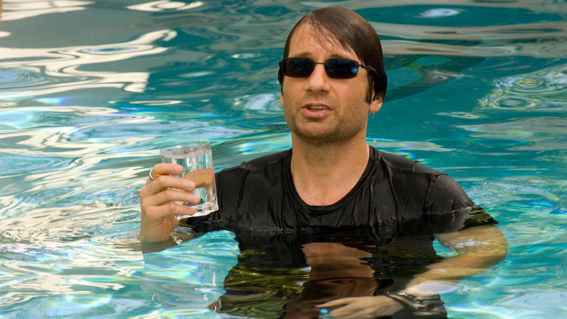 Калифорния духовный. Дэвид Духовны Блудливая Калифорния. Hank Moody. Дэвид.Духовны в бассейне. Блудливая Калифорния сериал бассейн.